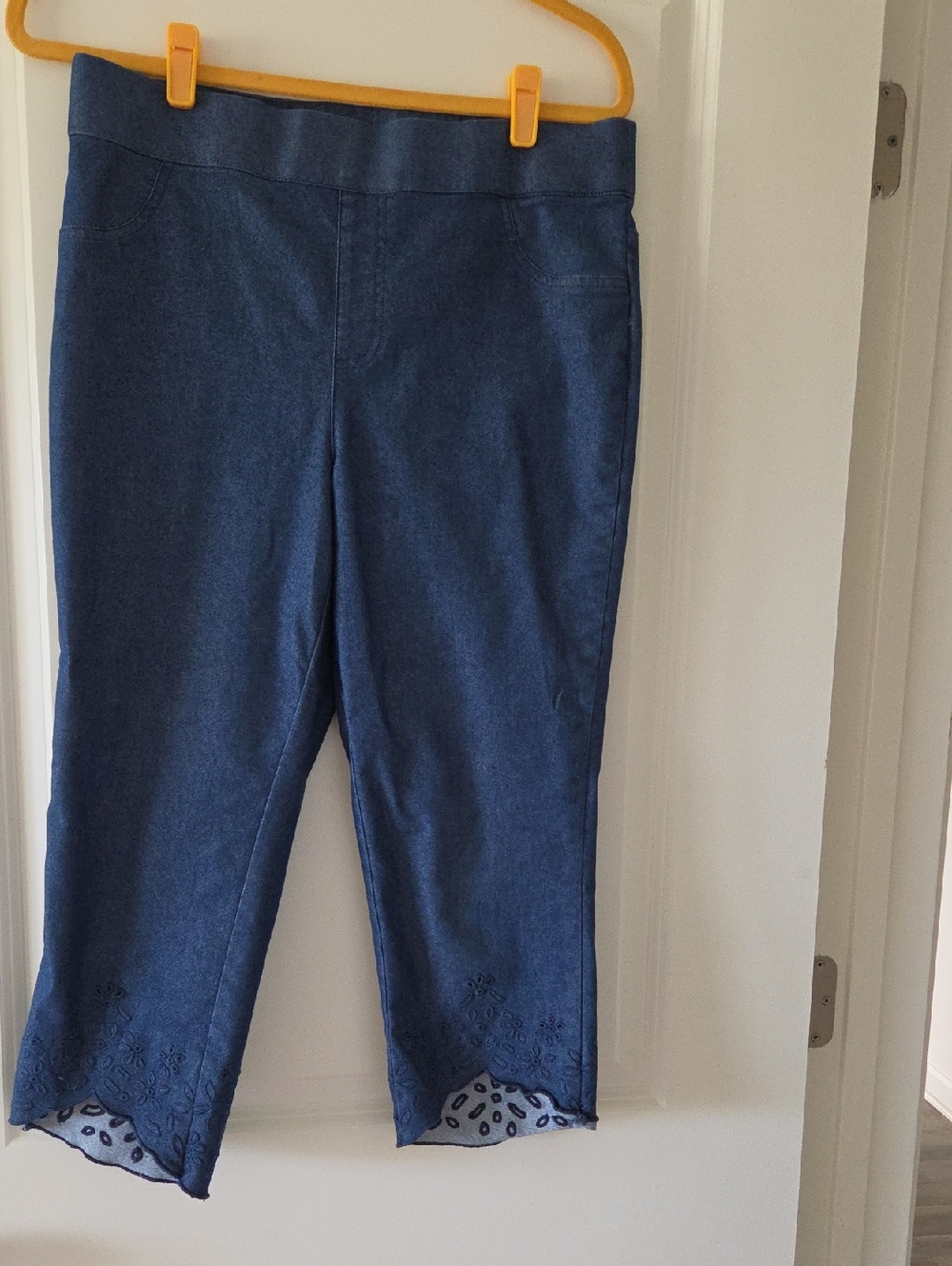 Nina Leonard Navy Blue Pull-On Capri Pants with Eyelet Scallop Hem